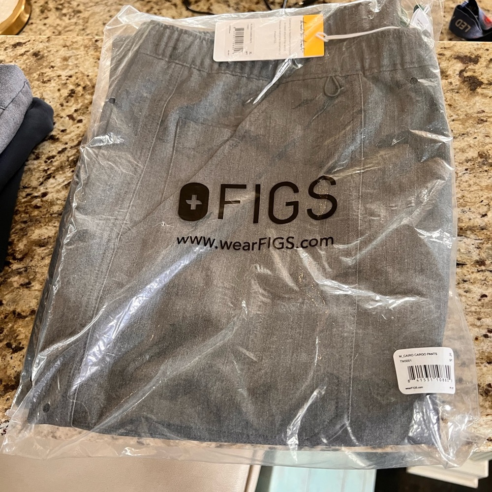 Bundle of four + pair of Figs Men’s scrubs. NWT to VGUC. XL - Picture 2 of 8